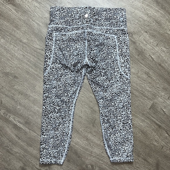 Athleta Ultimate Stash Textured 7/8 Tight Leggings - Picture 5 of 11